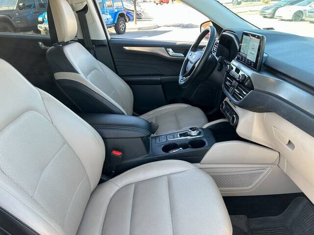 2022 Ford Escape Hybrid Titanium