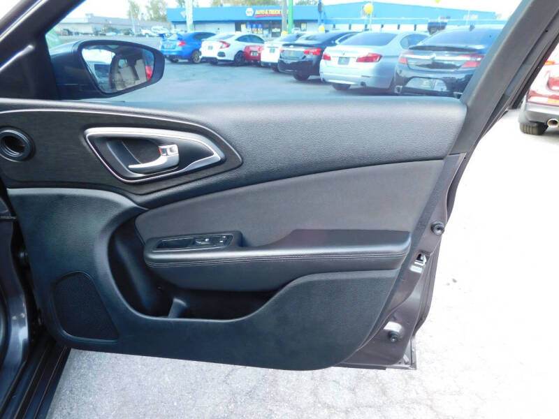 2015 Chrysler 200 LX