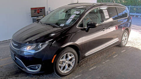 2018 Chrysler Pacifica for sale at HERMANOS SANCHEZ AUTO SALES LLC in Dallas TX