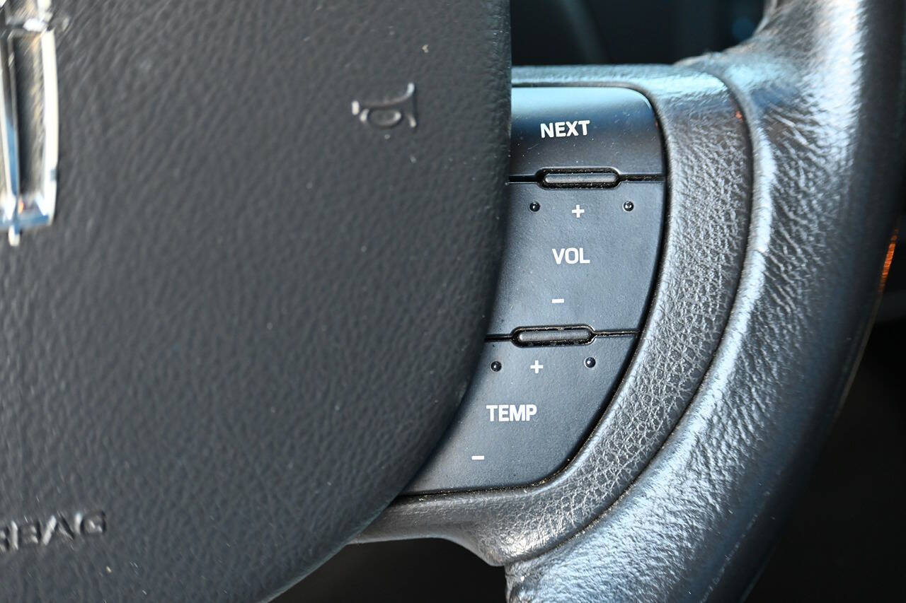 2011 Lincoln Town Car 28