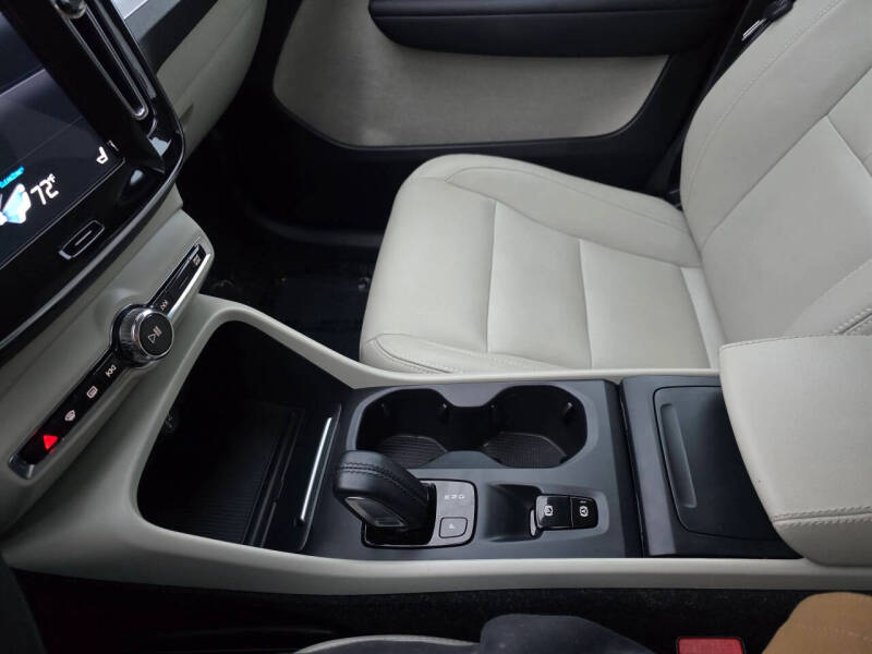 2021 Volvo XC40 T5 Momentum