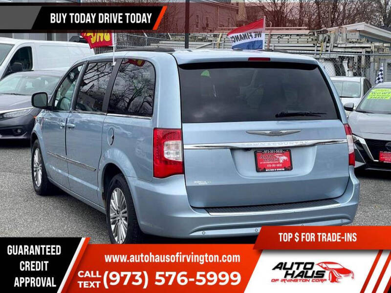 2013 Chrysler Town and Country Touring-L