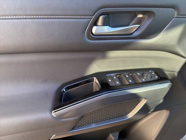 2025 Nissan Pathfinder SL