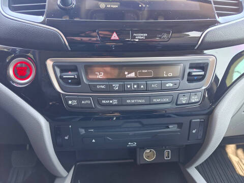 2020 Honda Pilot Touring w/Rear Captain's Chairs