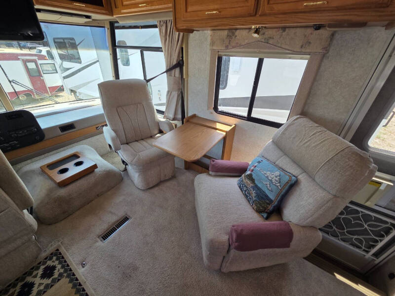 2000 Winnebago Adventure