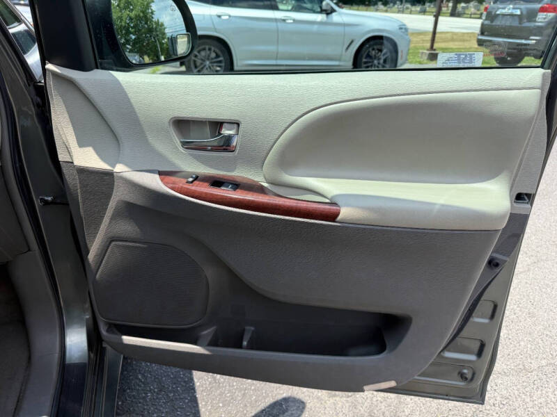 2012 Toyota Sienna XLE 8-Passenger