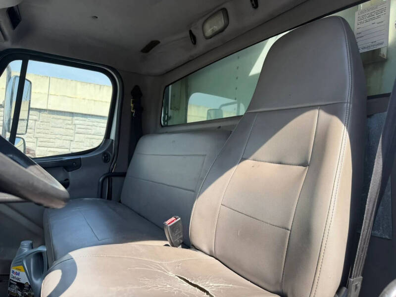 2005 Freightliner M2 106