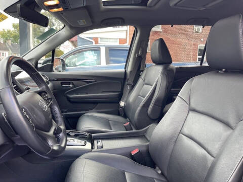 2022 Honda Pilot Touring w/Rear Captain's Chairs