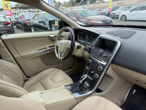 2016 Volvo XC60 T5 Drive-E Platinum