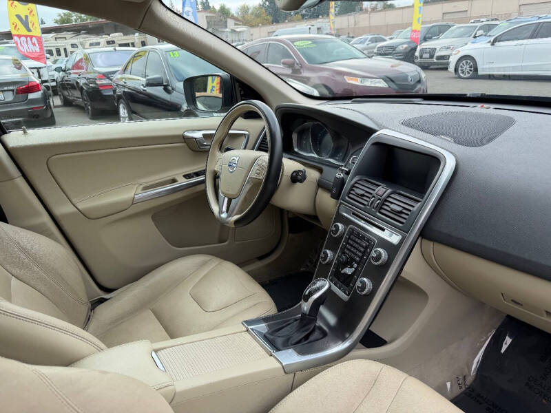 2016 Volvo XC60 T5 Drive-E Platinum