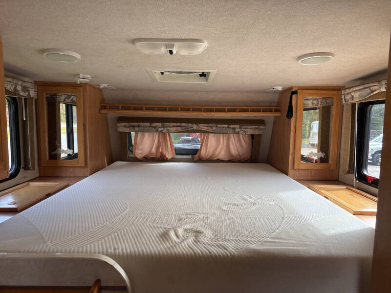 2004 Eagle Cap 950 Intermountain RV