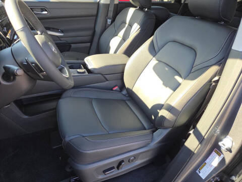 2025 Nissan Pathfinder SL