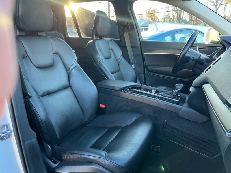 2020 Volvo XC90 T6 Momentum 6-Passenger