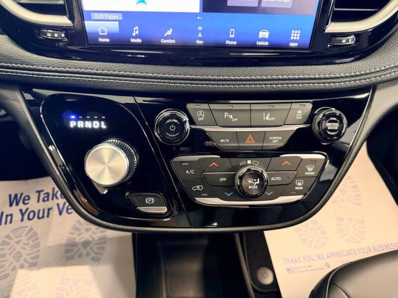 2027 Chrysler Pacifica Select