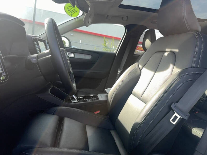 2025 Volvo XC40 B5 Plus Dark Theme