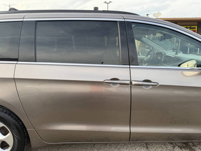 2017 Chrysler Pacifica Hybrid Premium
