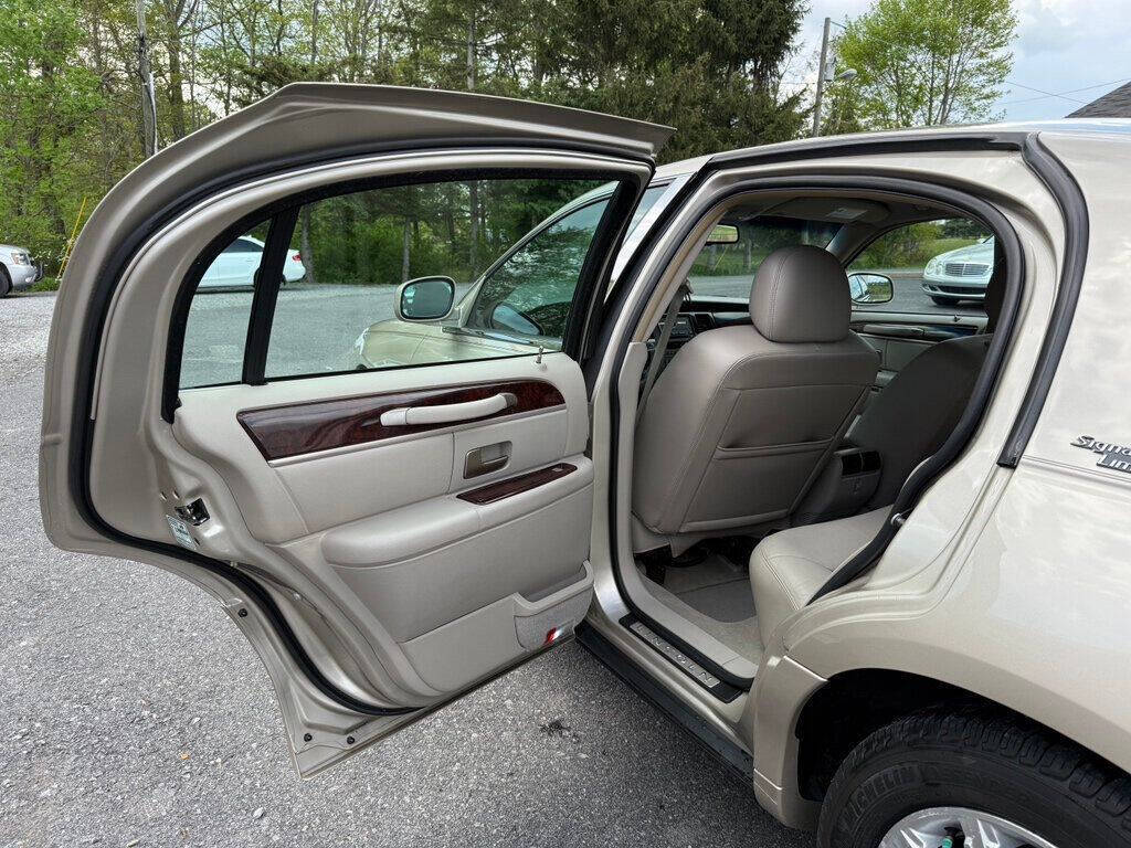 2010 Lincoln Town Car 30