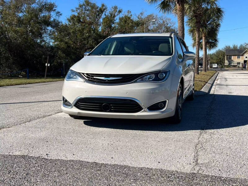 2017 Chrysler Pacifica Hybrid Platinum