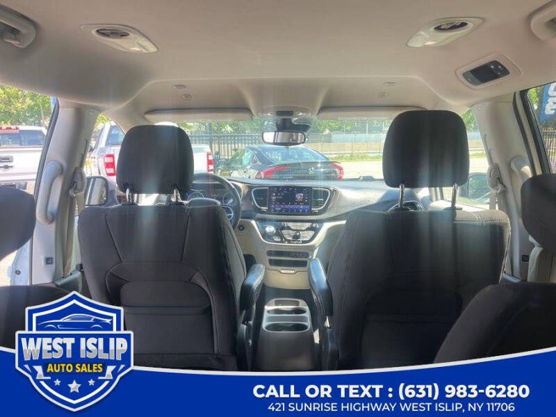 2022 Chrysler Voyager LX