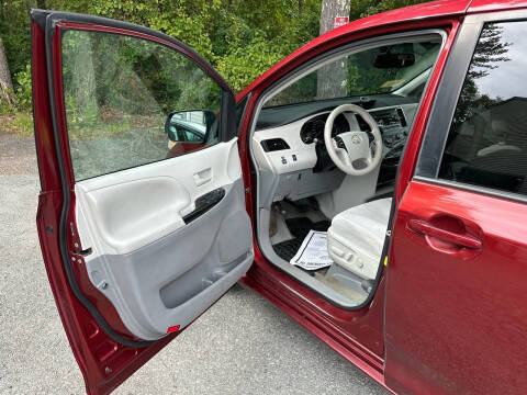 2012 Toyota Sienna LE 8-Passenger