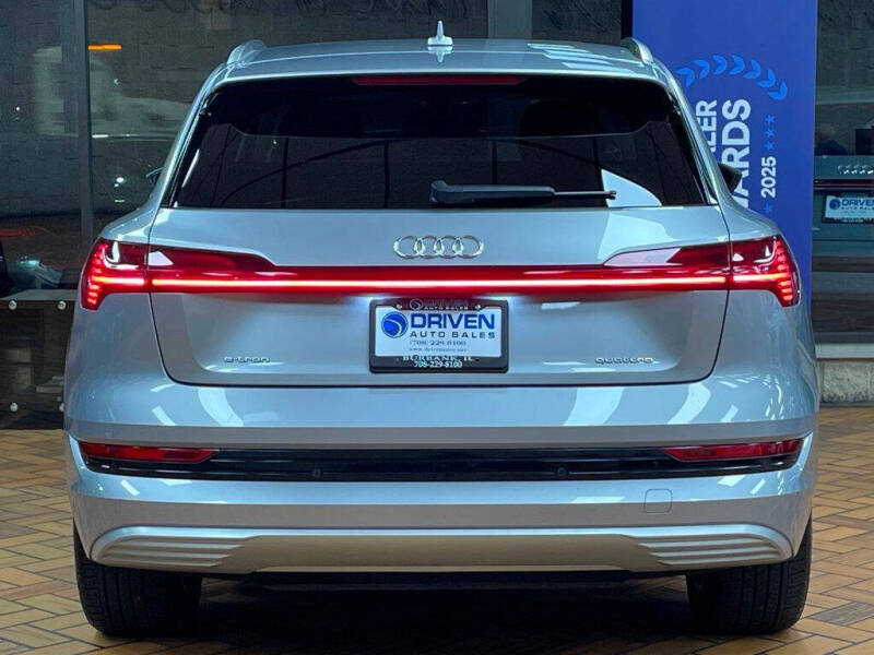 2022 Audi e-tron quattro Premium Plus