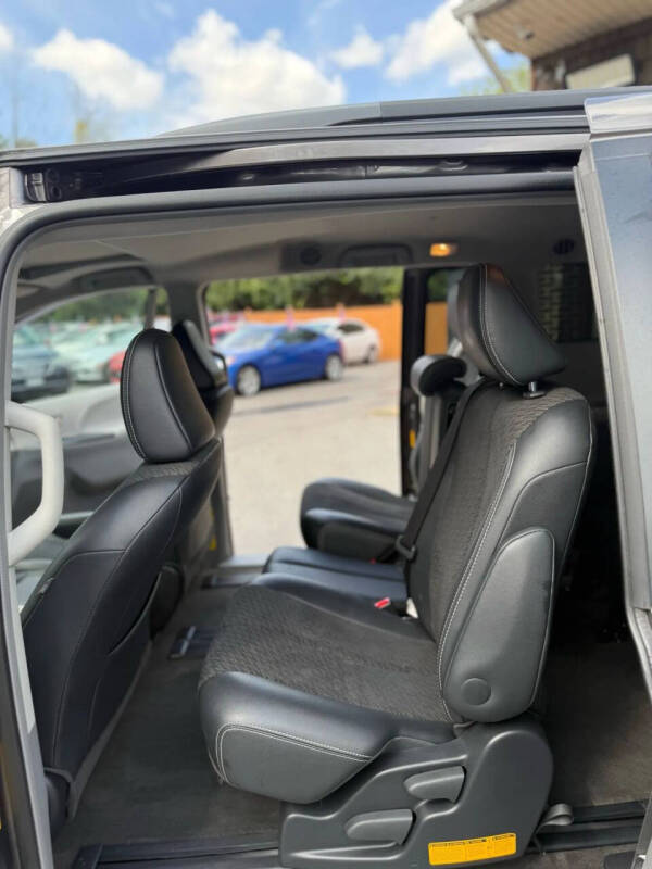 2013 Toyota Sienna SE 8-Passenger