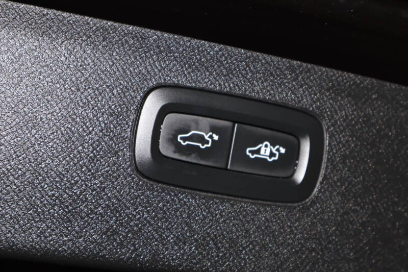 2018 Volvo XC90 T6 Momentum