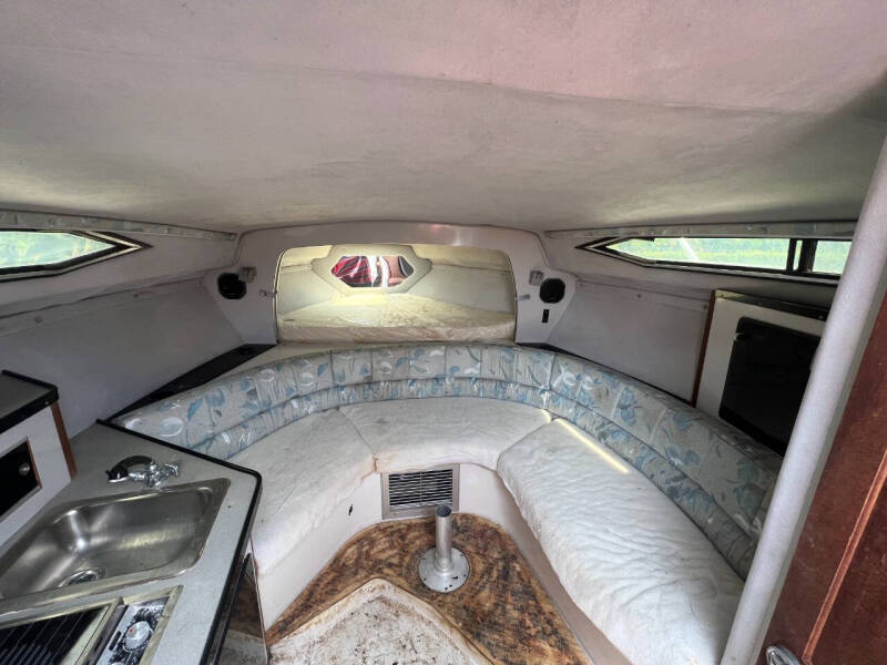 1990 Regal Commodore 265 Cabin Cruiser