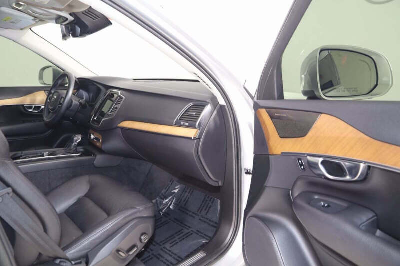 2022 Volvo XC90 T6 Momentum 7-Passenger