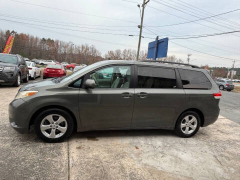 2012 Toyota Sienna LE 7-Passenger Auto Access Seat