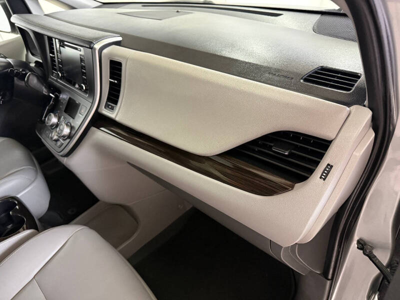 2020 Toyota Sienna XLE Premium 8-Passenger