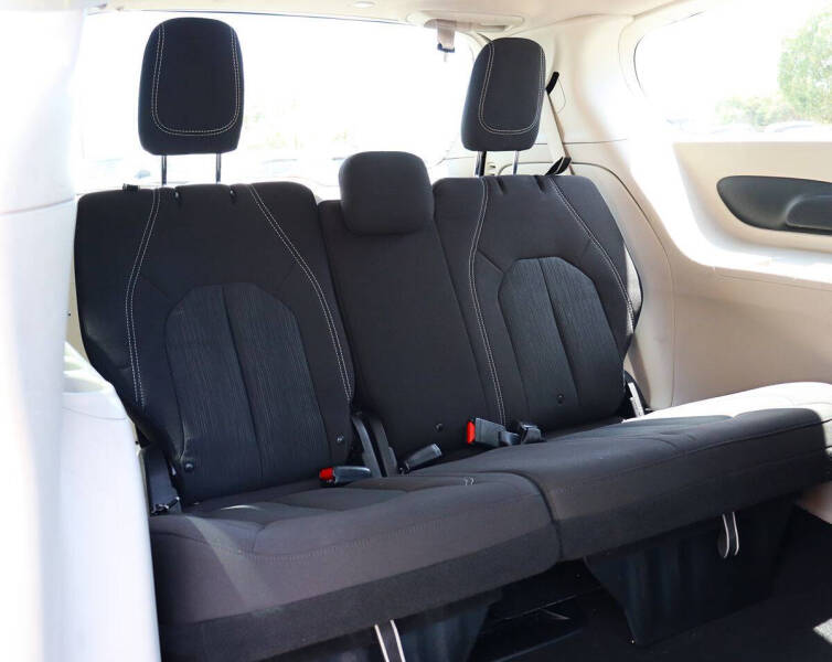2021 Chrysler Voyager LX