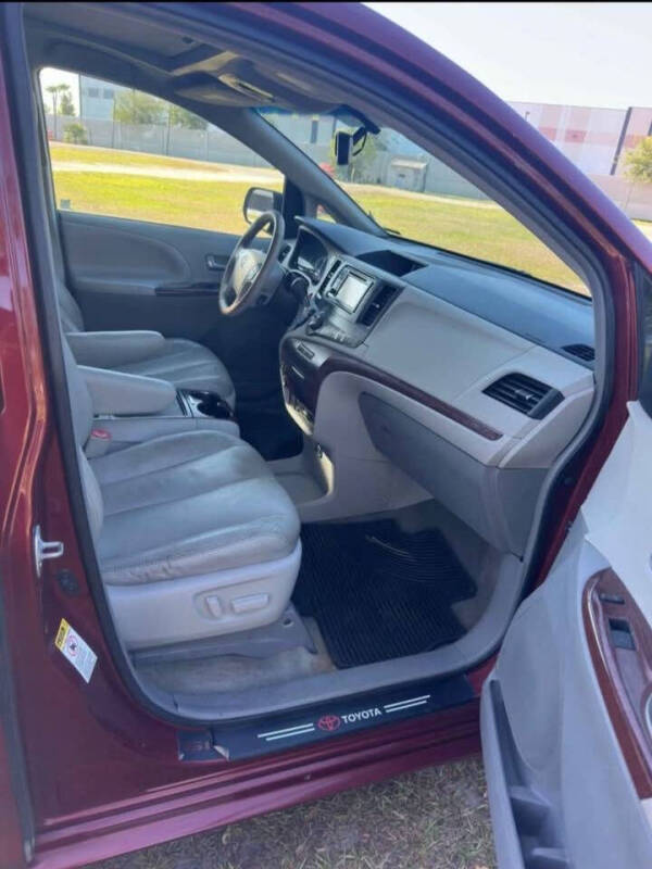 2013 Toyota Sienna XLE 8-Passenger