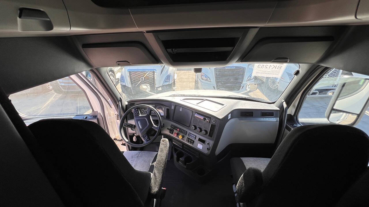 2019 Freightliner Cascadia for sale at KING TRUCK TRAILER SALES in Bakersfield, CA