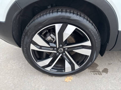 2025 Volvo XC40 B5 Plus Dark Theme