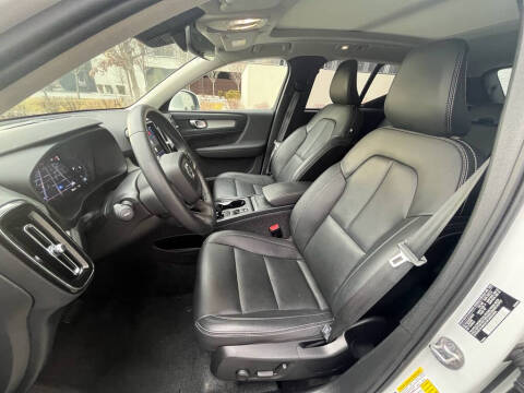 2025 Volvo XC40 B5 Core Bright Theme