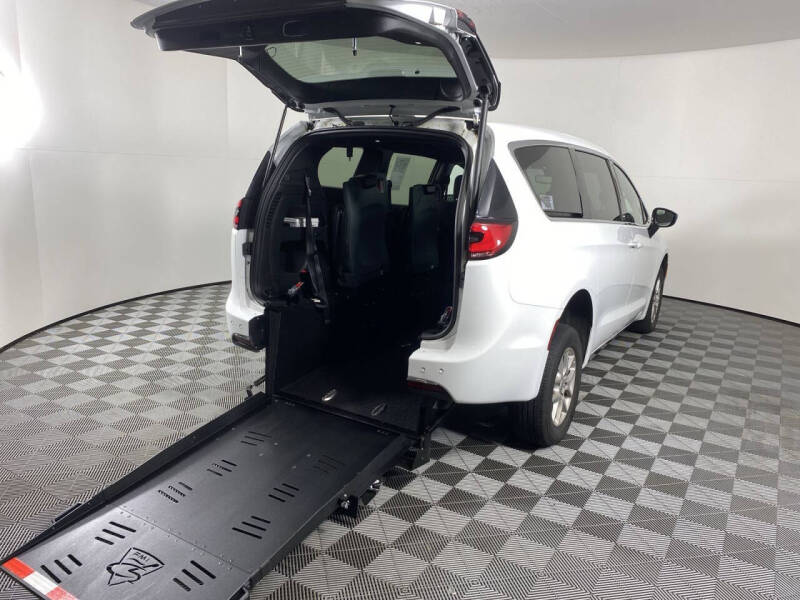 2024 Chrysler Pacifica Touring's photo