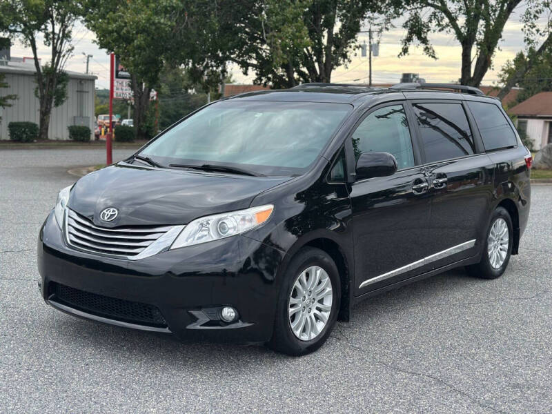 2017 Toyota Sienna XLE's photo