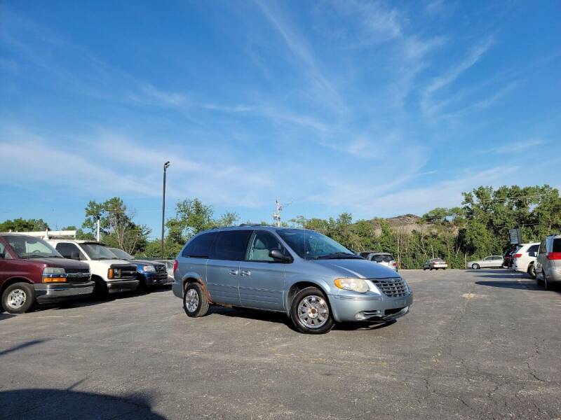 2005 Chrysler Town and Country for sale at Great Lakes AutoSports in Villa Park IL