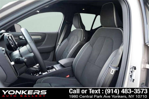 2023 Volvo XC40 B5 Ultimate Dark Theme