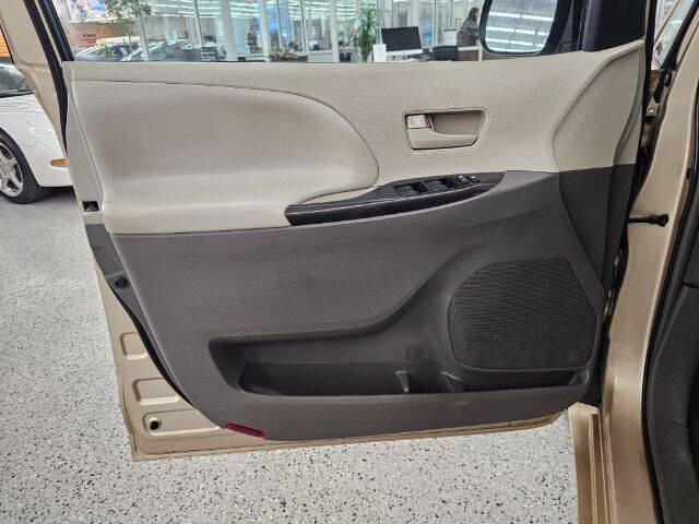 2014 Toyota Sienna LE 8-Passenger