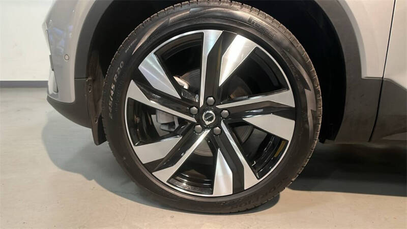 2025 Volvo XC40 B5 Plus Dark Theme