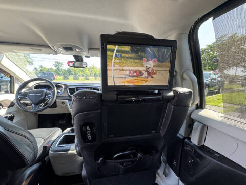2017 Chrysler Pacifica Touring-L Plus