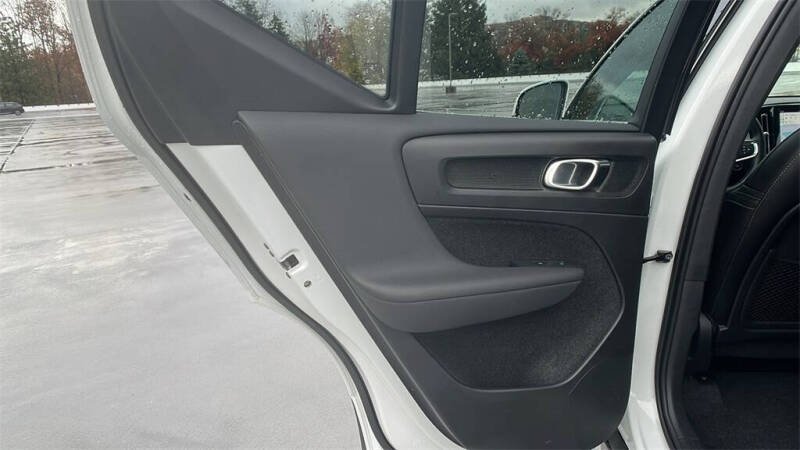 2025 Volvo XC40 B5 Plus Bright Theme