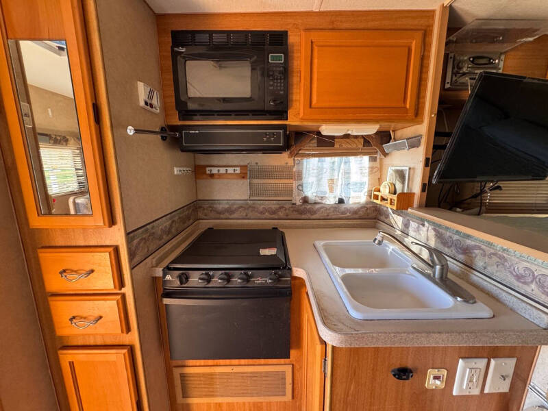 2006 Lance Camper 851