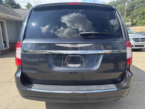 2014 Chrysler Town and Country Touring-L