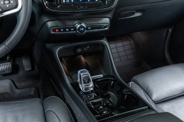 2023 Volvo XC40 B5 Plus Bright Theme