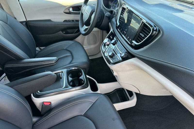 2024 Chrysler Pacifica Plug-In Hybrid Select