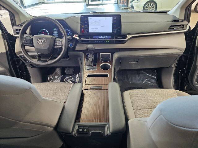 2023 Toyota Sienna LE 8-Passenger