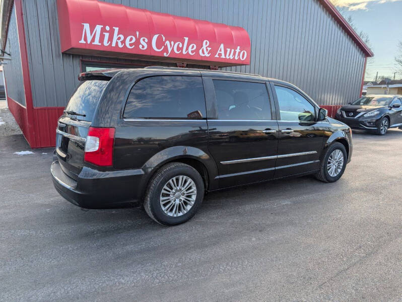 2015 Chrysler Town and Country Touring-L